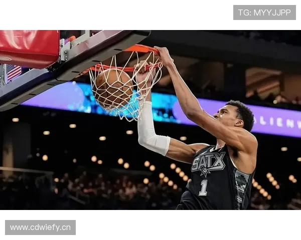 文班亚马无球牵制改变防守布局，拉开空间助马刺提升进攻效率